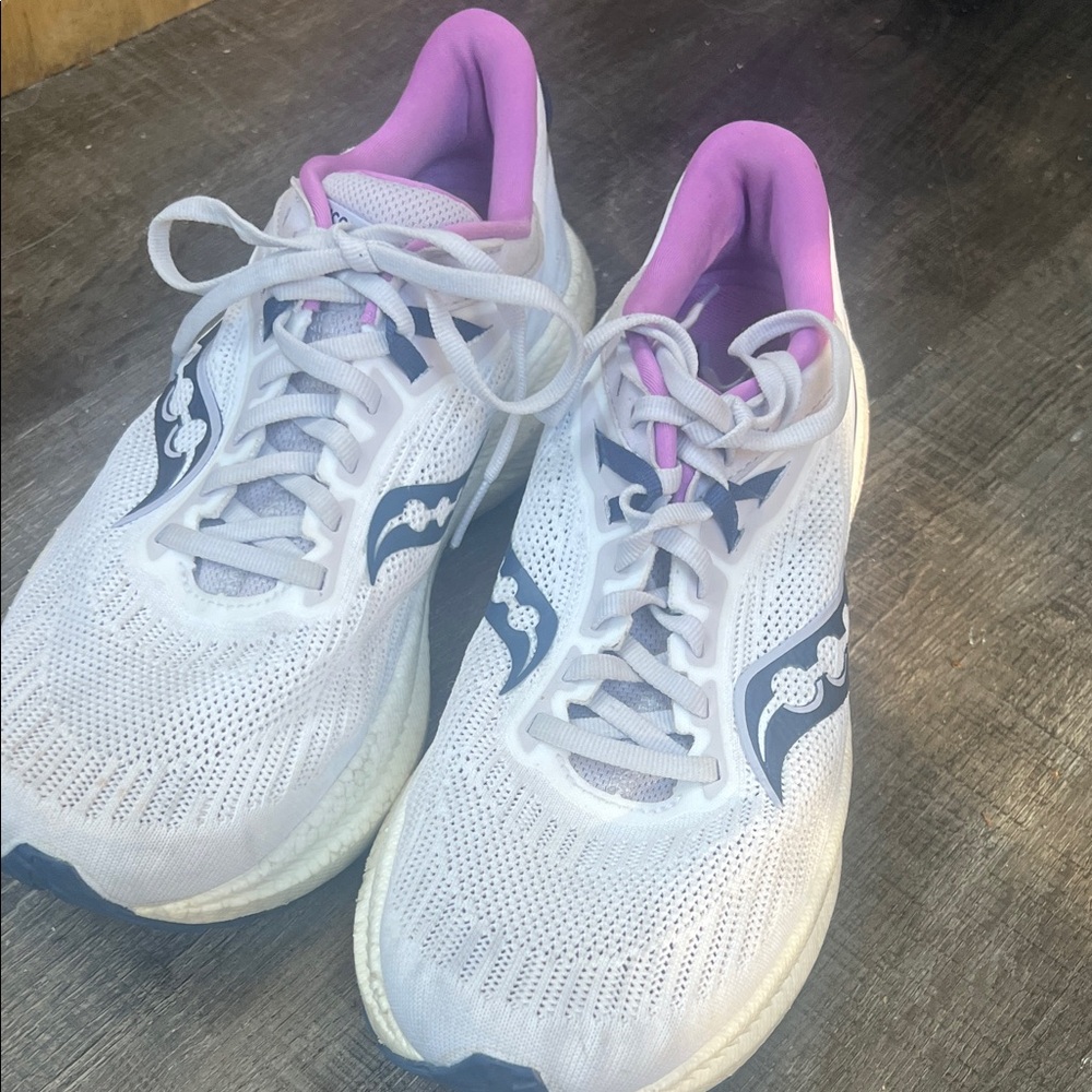 Saucony Triumph 21 women’s 9.5
Good condition